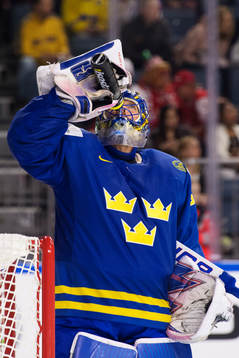 Sveriges målvakt Henrik Lundqvist dricker vatten