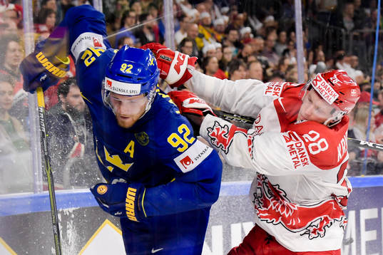 Sveriges Gabriel Landeskog och Danmarks Emil Kristensen