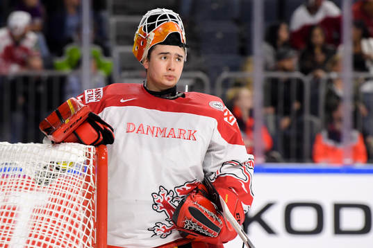 Danmarks målvakt George Sörensen deppar