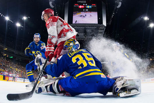 Danmarks Mikkel Aagaard kolliderar med Sveriges målvakt