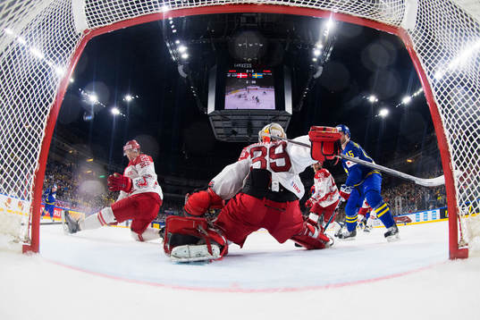 Sveriges Nicklas Bäckström skjuter in 2-4 bakom Danmarks
