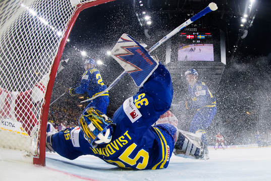 Danmarks Mikkel Aagaard kolliderar med Sveriges målvakt