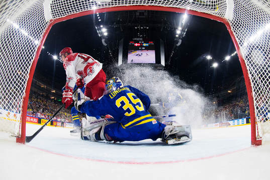 Danmarks Mikkel Aagaard kolliderar med Sveriges målvakt