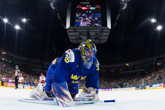 Sveriges målvakt Henrik Lundqvist har ont