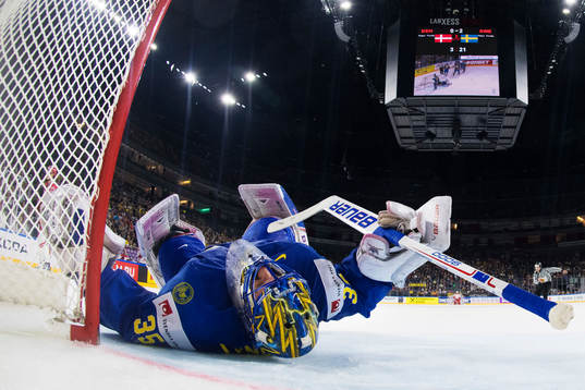 Sveriges målvakt Henrik Lundqvist har ont