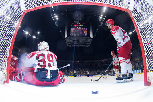 Danmarks målvakt George Sörensen och Nicholas Jensen