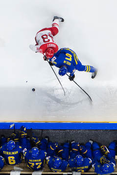 Danmarks Nichlas Hardt och Sveriges Philip Holm kämpar om