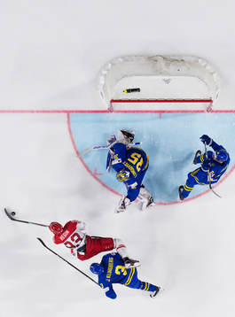 Danmarks Peter Regin utmanar Sveriges John Klingberg,