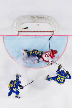 Sveriges målvakt Henrik Lundqvist blir pååkt av Danmarks