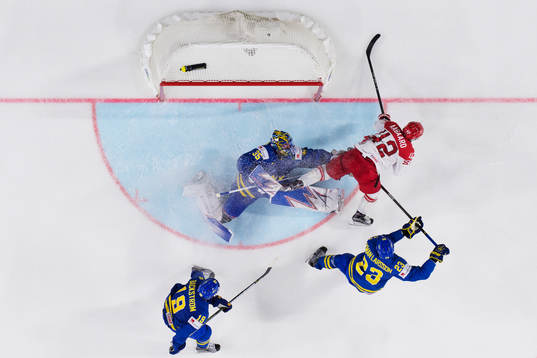 Sveriges målvakt Henrik Lundqvist blir pååkt av Danmarks