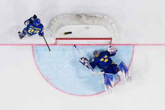 Sveriges målvakt Henrik Lundqvist ligger ned på isen