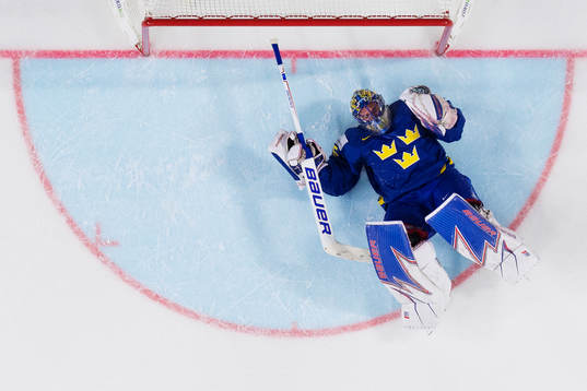 Sveriges målvakt Henrik Lundqvist ligger ned på isen