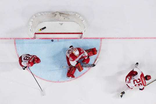 Danmarks Nicholas Jensen, målvakt George Sörensen och