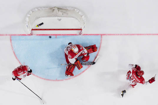 Danmarks Nicholas Jensen, målvakt George Sörensen och