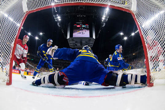 Sveriges Victor Hedman, målvakt Henrik Lundqvist och Anton