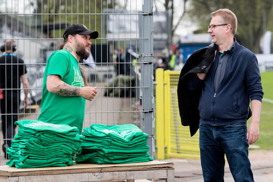 Tröjförsäljning före fotbollsmatchen i Allsvenskan