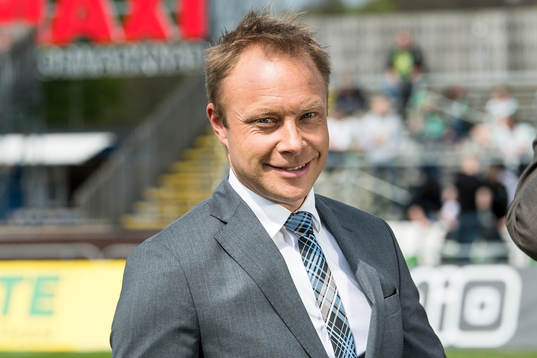 Cmores kommentator Anders Andersson före fotbollsmatchen i