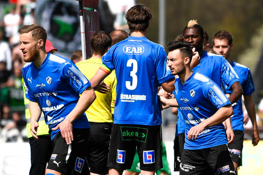 Halmstads spelare före fotbollsmatchen i Allsvenskan