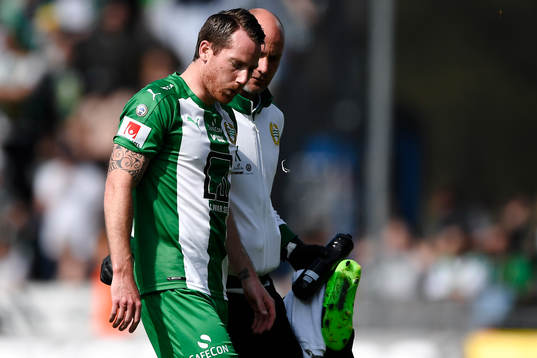 Hammarbys Johan Persson lämnar planen skadad