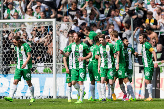 Hammarbys Jiloan Hamad har gjort 2-0 och spelarna jublar