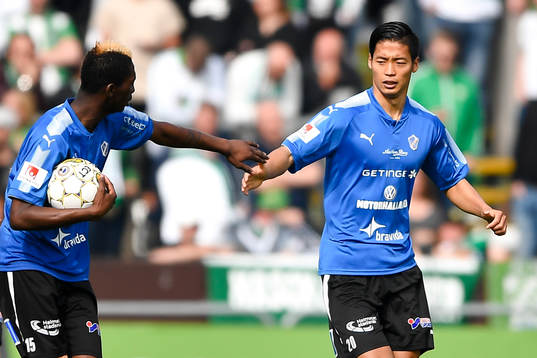 Halmstads Aboubakar Keita och Kosuke Kinoshita jublar