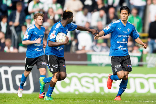 Halmstads Aboubakar Keita (v) och Kosuke Kinoshita jublar