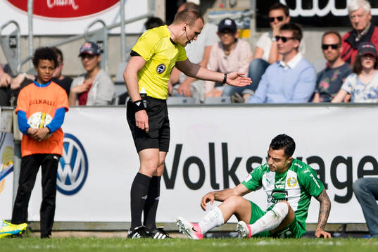 Hammarbys Jiloan Hamad blir skadad och tvingas byta