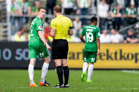 Hammarbys Birkir Már Saevarsson blir varnad av domare