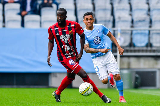 Östersunds Ronald Mukiibi och Malmö FFs Yoshimar Yotún