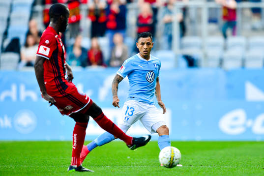 Östersunds Ronald Mukiibi och Malmö FFs Yoshimar Yotún