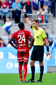 Östersunds Ronald Mukiibi får en varning av Domare Magnus