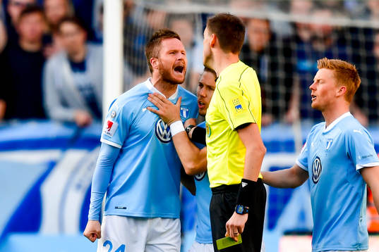 Malmö FFs Lasse Nielsen får en varning