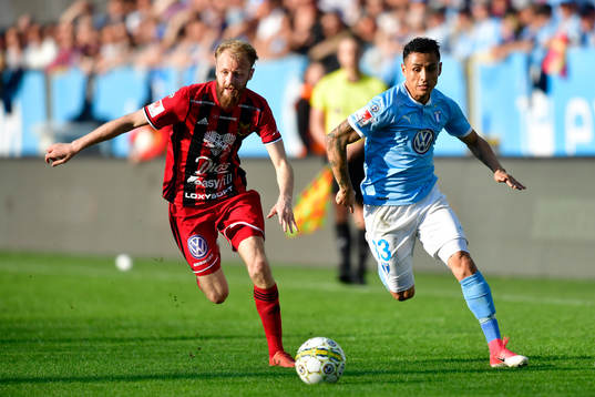 Östersunds Curtis Edwards och Malmö FFs Yoshimar Yotún
