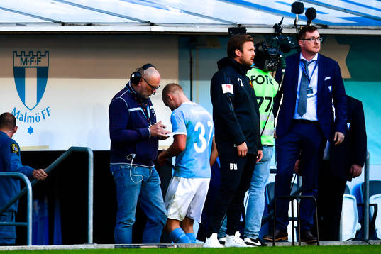 Malmö FFs Franz Brorsson lämnar planen
