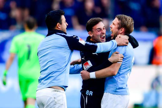 Malmö FFs fystränare Ben Rosen kramar om Anton Tinnerholm