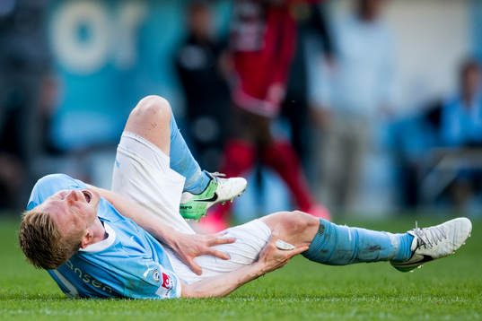 Malmö FFs Anders Christiansen tar sig för benet