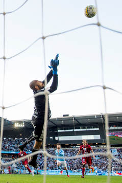 Östersunds målvakt Aly Keita räddar ett skott