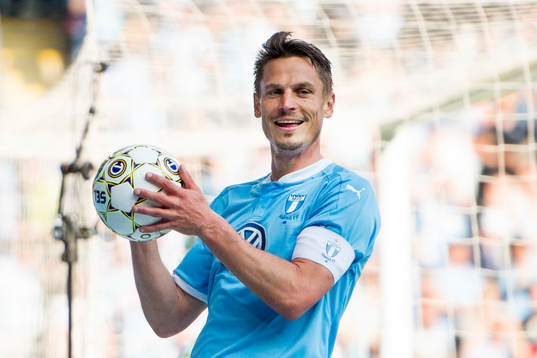 Malmö FFs Markus Rosenberg med en fotboll