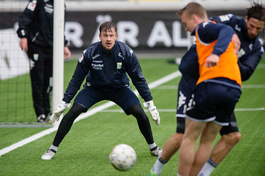 Sebastian Ohlsson mot försvarande Mattias Bjärsmyr och