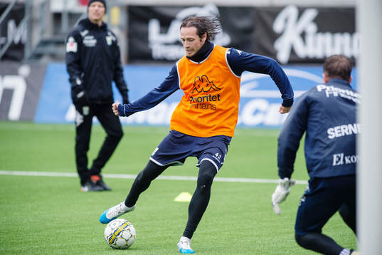 Mikkel Diskerud skjuter mot målvakt målvakt Erik Dahlin