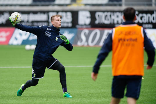 målvakt Pontus Dahlberg kastar ut bollen