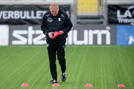 tränare Jörgen Lennartsson ställer ut koner