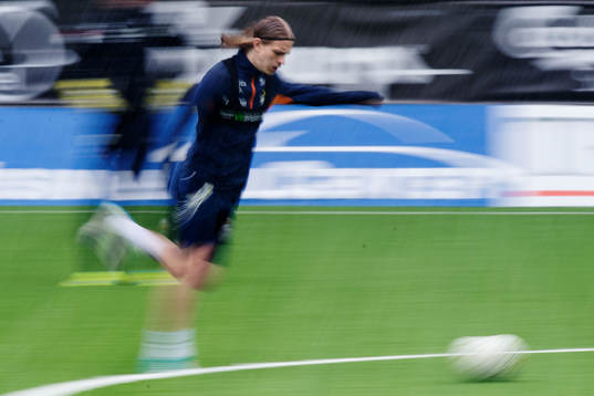 Elias Mar Omarsson skjuter