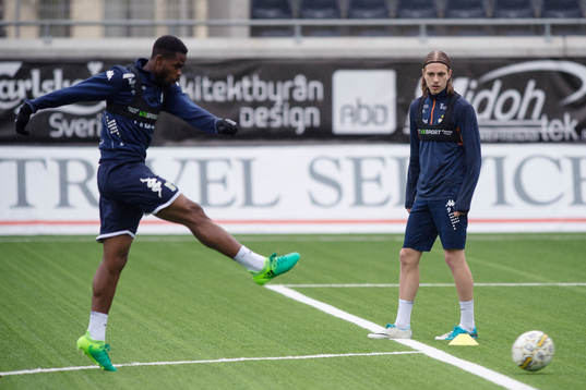 Abdul Razak skjuter och Elias Mar Omarsson ser på