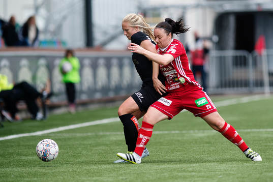 Göteborgs Rebecka Blomqvist och Piteås June Pedersen i