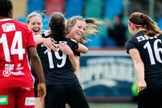 Göteborgs Annahita Zamanian jublar med målskytten till