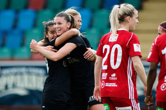 Göteborgs Annahita Zamanian jublar med målskytten till