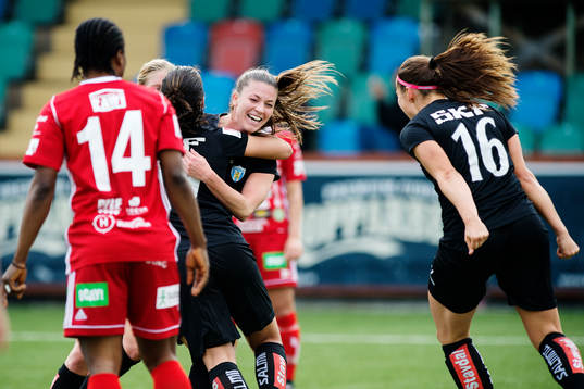 Göteborgs Annahita Zamanian jublar med målskytten till