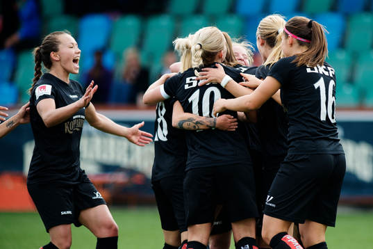 Göteborgs spelare jublar med målskytten till 2-2 Pauline