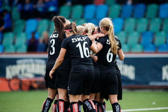 Göteborgs spelare jublar med målskytten till 2-2 Pauline
